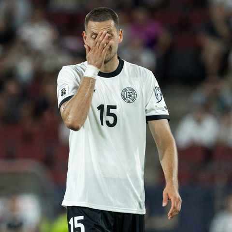 DFB-Spieler Waldemar Anton wischt sich beim Spiel gegen Nordirland durchs Gesicht