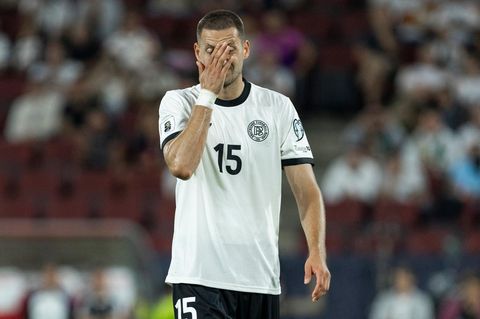 DFB-Spieler Waldemar Anton wischt sich beim Spiel gegen Nordirland durchs Gesicht