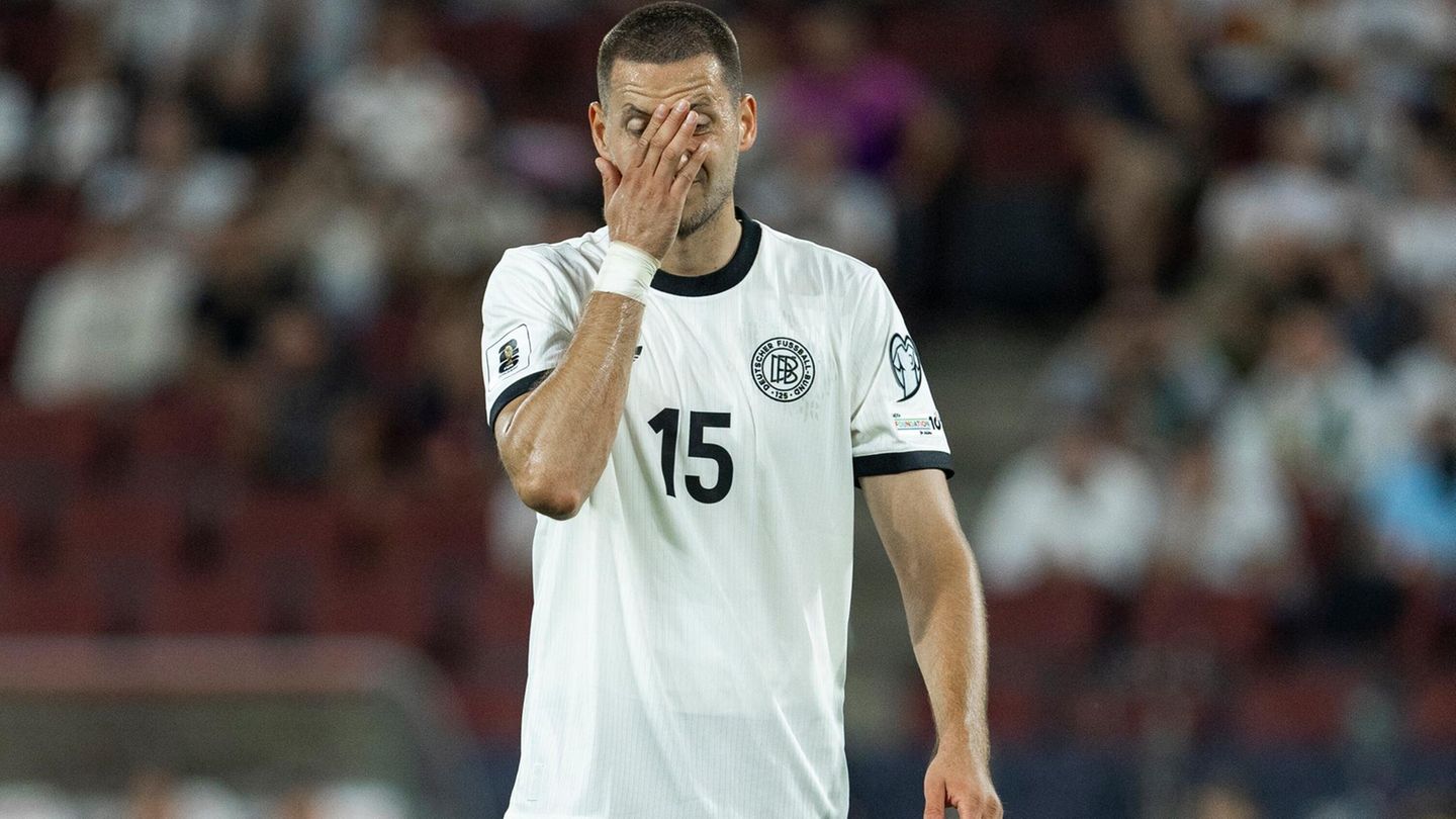 DFB-Spieler Waldemar Anton DFB-Spieler Waldemar Anton wischt sich beim Spiel gegen Nordirland durchs Gesicht