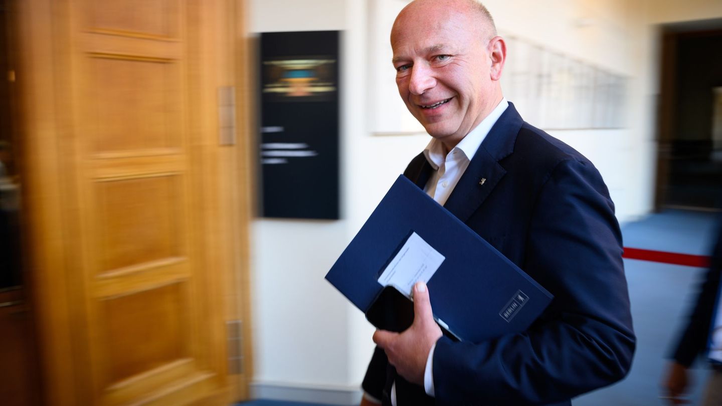 Berlins Regierender Bürgermeister Kai Wegner (CDU) will seine Besuche in allen Berliner Bezirken fortsetzen. (Archivbild) Foto: