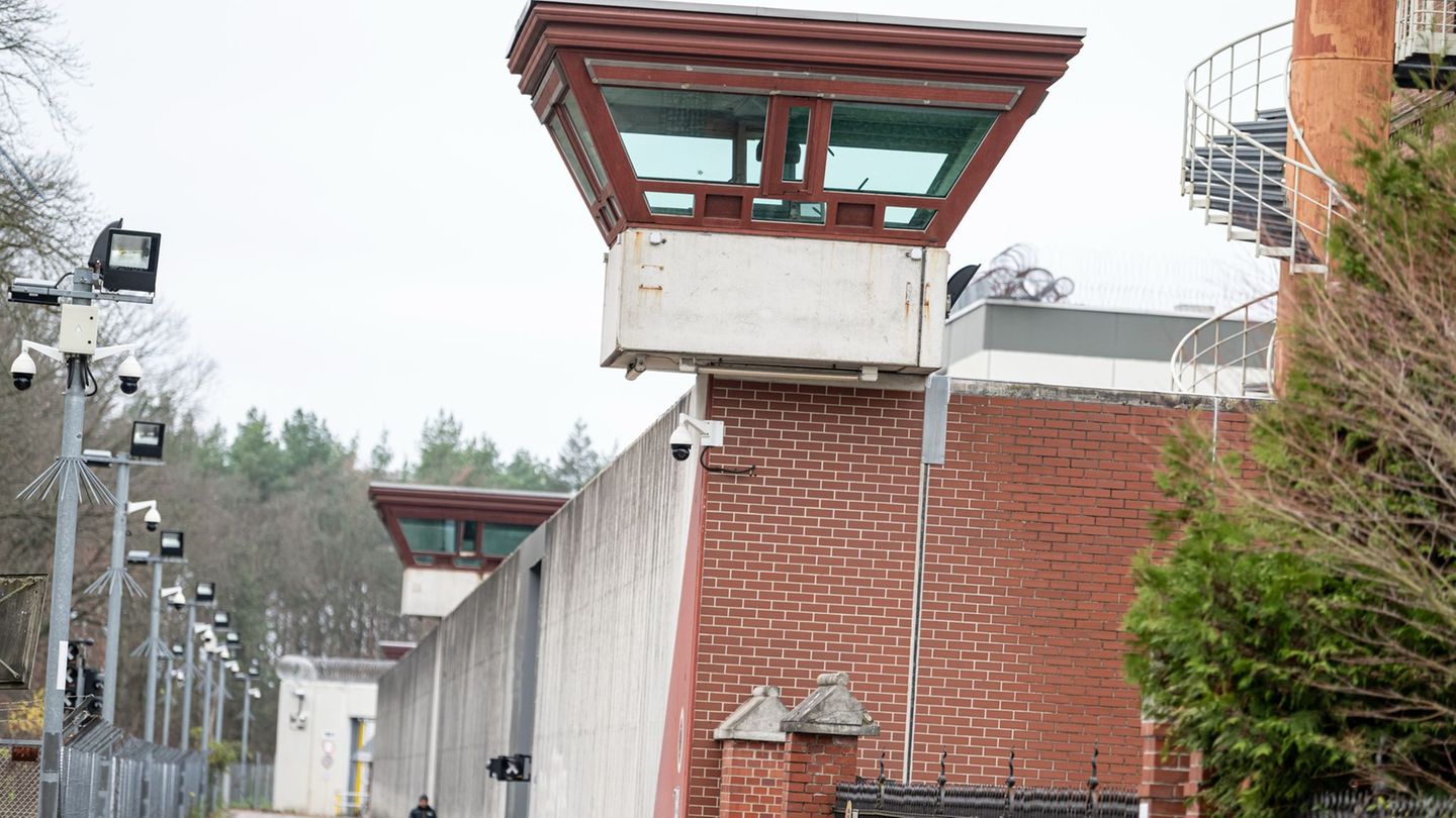 Ein Wachturm an der Wand der Justizvollzugsanstalt Tegel. (Archivbild) Foto: Fabian Sommer/dpa
