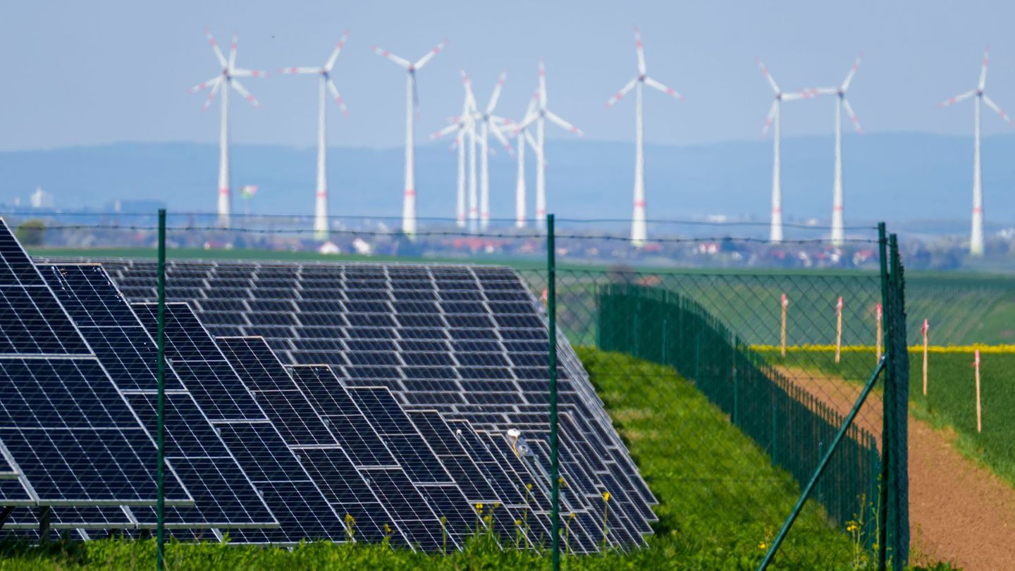 Solarpark und Windräder im rheinland-pfälzischen Wahlheim: Der WWF sieht bei der Energiewende im Land Nachholbedarf (Archivbild)