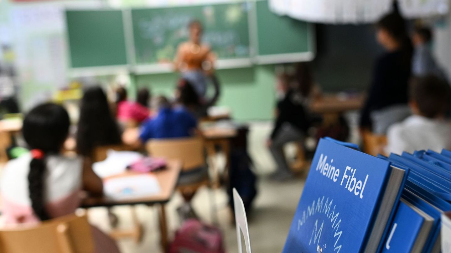 Die Schule startet wieder. (Symbolbild) Foto: Jens Kalaene/dpa