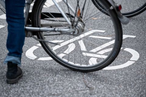 Bis zum Jahresende sollen circa 60 Kilometer Radwege grundlegend erneuert oder neu gebaut werden in Hamburg. (Archivbild) Foto: