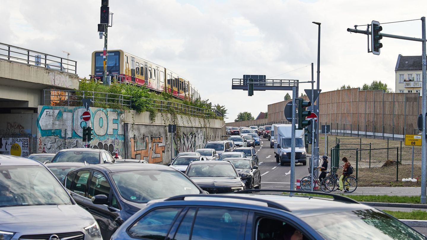 Die Senatorin kündigt Maßnahmen gegen Stau auf dem neuen Stück der Berliner Stadtautobahn A100 an. Foto: Joerg Carstensen/dpa