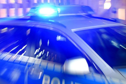 Nach einem schweren Verkehrsunfall bei Frankfurt ist die Polizei im Einsatz