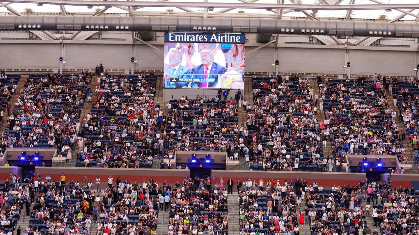 US-Präsident Donald Trump wird beim Finale der US Open auf dem Screen gezeigt