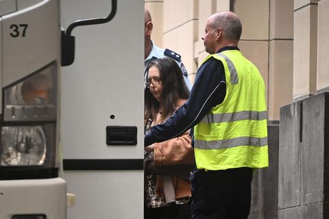 Erin Patterson (Mitte) verlässt den Obersten Gerichtshof von Australiens Bundesstaat Victoria nach der Verkündung ihres Urteils