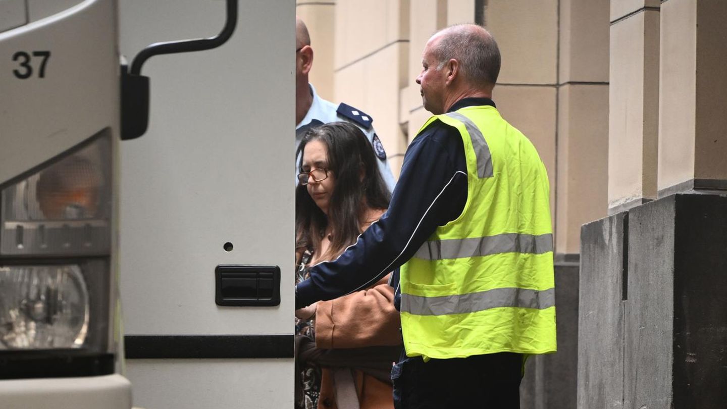 Erin Patterson (Mitte) verlässt den Obersten Gerichtshof von Australiens Bundesstaat Victoria nach der Verkündung ihres Urteils