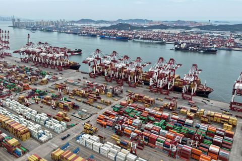 Der Hafen von Qingdao - die chinesischen Exporte in die USA brachen ein. (Archivbild) Foto: Li Ziheng/XinHua/dpa