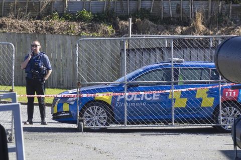 Ein Polizeibeamter steht in Piopio in Neuseeland, wo ein Vater und Kindesentführer nun erschossen wurde