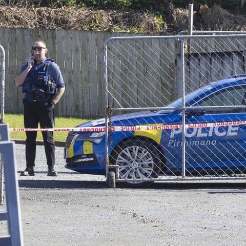 Ein Polizeibeamter steht in Piopio in Neuseeland, wo ein Vater und Kindesentführer nun erschossen wurde