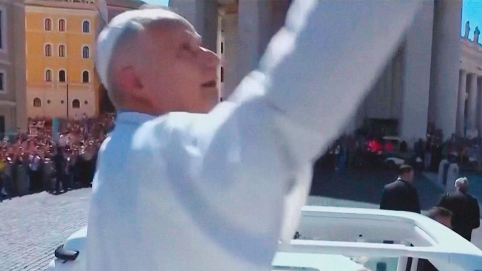 "Schelle" vom Pontifex – Papst haut Kameramann im Livestream vor die Linse "Schelle" vom Pontifex – Papst haut Kameramann im Livestream vor die Linse