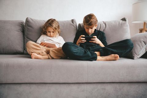 Kinder allein am Handy