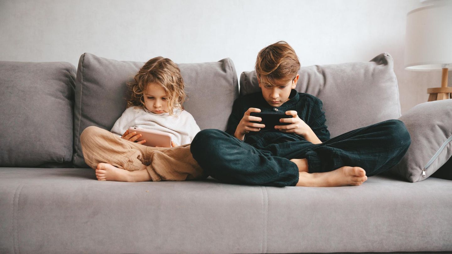 Kinder am Handy Kinder allein am Handy