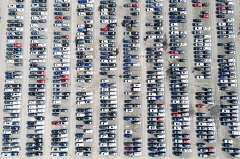 Neuwagen bei Volkswagen: Die Produktion in der Autobranche legte im Juni spürbar zu. (Archivbild) Foto: Julian Stratenschulte/dp