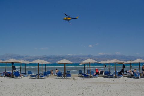 Löschhubschrauber an der griechischen Mittelmeerküste: Waldbrand zählt genau wie Erdbeben oder Vulkanausbruch zu den unvermeidbaren, außergewöhnlichen Umständen, bei denen der Reiseveranstalter gegebenenfalls alle gezahlten Beträge zurückerstatten muss