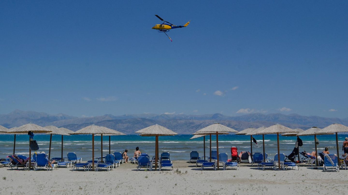 Löschhubschrauber an der griechischen Mittelmeerküste: Waldbrand zählt genau wie Erdbeben oder Vulkanausbruch zu den unvermeidbaren, außergewöhnlichen Umständen, bei denen der Reiseveranstalter gegebenenfalls alle gezahlten Beträge zurückerstatten muss