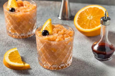 Slush Ice Cocktails mit Orangengarnitur