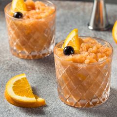 Slush Ice Cocktails mit Orangengarnitur