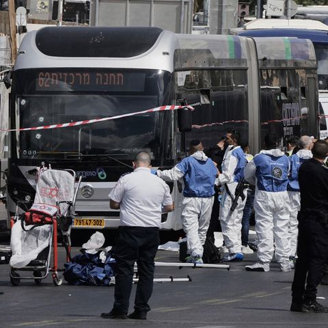 Polizisten und Rettungskräfte an der Ramon-Kreuzung in Ost-Jerusalem