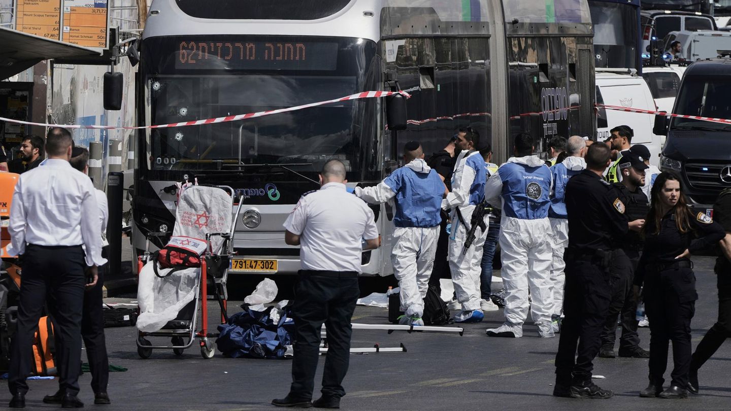Polizisten und Rettungskräfte in Ost-Jerusalem