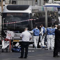 Polizisten und Rettungskräfte an der Ramon-Kreuzung in Ost-Jerusalem