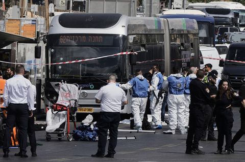 Polizisten und Rettungskräfte an der Ramon-Kreuzung in Ost-Jerusalem