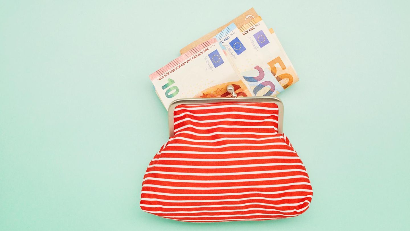 In einer Geldbörse sind Euro-Scheine zu sehen In einer Geldbörse sind Euro-Scheine zu sehen
