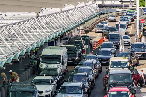 Autoland Flughafen: Fußgänger und Radler haben es schwer. Foto: Andreas Arnold/dpa