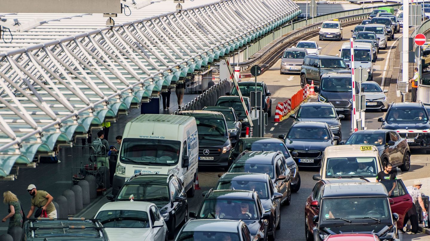 Autoland Flughafen: Fußgänger und Radler haben es schwer. Foto: Andreas Arnold/dpa