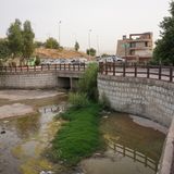 Schätzungsweise 150.000 Menschen sind im Irak bislang durch Dürren und Wasserknappheit vertrieben worden, vor allem im Zentrum und im Süden, und es dürften mehr werden. Die komplette Region des Nahen und Mittleren Ostens kämpft heute so stark mit Wasserknappheit wie keine andere der Welt. Flüsse trocknen aus und das Grundwasser versiegt. Unser Bild zeigt ein Flußbett in der Stadt Sulaymaniyah vom Mai 2025, das nur noch ein Rinnsal ist