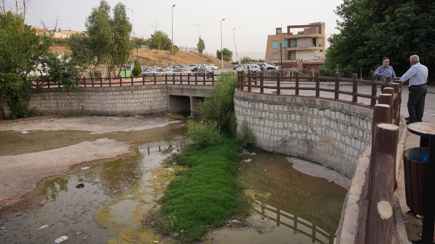 Schätzungsweise 150.000 Menschen sind im Irak bislang durch Dürren und Wasserknappheit vertrieben worden, vor allem im Zentrum und im Süden, und es dürften mehr werden. Die komplette Region des Nahen und Mittleren Ostens kämpft heute so stark mit Wasserknappheit wie keine andere der Welt. Flüsse trocknen aus und das Grundwasser versiegt. Unser Bild zeigt ein Flußbett in der Stadt Sulaymaniyah vom Mai 2025, das nur noch ein Rinnsal ist