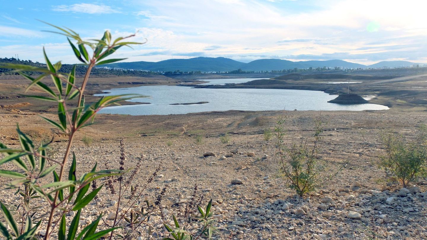 Globaler Wassermangel: Die bei Urlaubern beliebte türkische Ägäisküste ist stark von Trockenheit betroffen. Wegen sinkender Pegelstände an den Staudämmen stellen die Millionenmetropole Izmir oder der Urlaubsort Bodrum (im Bild der Stausee dort) das Trinkwasser zurzeit stundenweise ab. Der Juli war in der Türkei laut Wetterdienst der heißeste seit 55 Jahren. Landesweit hat es zudem in dem Monat 39 Prozent weniger geregnet als normalerweise zu der Jahreszeit, auch in anderen Regionen wie dem nordwestlichen Thrakien herrscht extreme Trockenheit Die bei Urlaubern beliebte türkische Ägäisküste ist stark von Trockenheit betroffen. Wegen sinkender Pegelstände an den Staudämmen stellen die Millionenmetropole Izmir oder der Urlaubsort Bodrum (im Bild der Stausee dort) das Trinkwasser zurzeit stundenweise ab. Der Juli war in der Türkei laut Wetterdienst der heißeste seit 55 Jahren. Landesweit hat es zudem in dem Monat 39 Prozent weniger geregnet als normalerweise zu der Jahreszeit, auch in anderen Regionen wie dem nordwestlichen Thrakien herrscht extreme Trockenheit