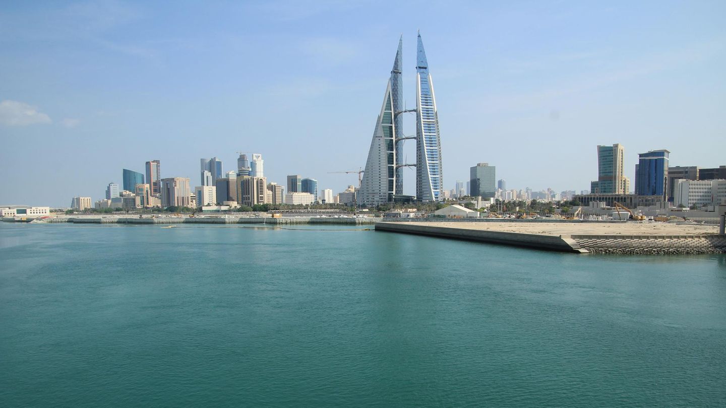 Globaler Wassermangel: Die Skyline von Manama, der Hauptstadt Bahrains. In dem Inselstaat fallen die Temperaturen in diesen Wochen selbst nachts kaum unter 34 Grad Celsius. Wasser ist hier laut World Resources Institute so knapp wie in keinem anderen Land. Dennoch ist hier eine gläsernde Metropole in der Wüste erwachsen – dank enormer Summen und Energie für die Entsalzung von Meerwasser. Das wiederum verursacht Umweltprobleme, weil massenhaft Salzlake ins Meer gepumpt wird – ein Problem aller Wüstenstaaten in Nahost Die Skyline von Manama, der Hauptstadt Bahrains. In dem Inselstaat fallen die Temperaturen in diesen Wochen selbst nachts kaum unter 34 Grad Celsius. Wasser ist hier laut World Resources Institute so knapp wie in keinem anderen Land. Dennoch ist hier eine gläsernde Metropole in der Wüste erwachsen – dank enormer Summen und Energie für die Entsalzung von Meerwasser. Das wiederum verursacht Umweltprobleme, weil massenhaft Salzlake ins Meer gepumpt wird – ein Problem aller Wüstenstaaten in Nahost