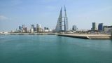 Die Skyline von Manama, der Hauptstadt Bahrains. In dem Inselstaat fallen die Temperaturen in diesen Wochen selbst nachts kaum unter 34 Grad Celsius. Wasser ist hier laut World Resources Institute so knapp wie in keinem anderen Land. Dennoch ist hier eine gläsernde Metropole in der Wüste erwachsen – dank enormer Summen und Energie für die Entsalzung von Meerwasser. Das wiederum verursacht Umweltprobleme, weil massenhaft Salzlake ins Meer gepumpt wird – ein Problem aller Wüstenstaaten in Nahost