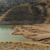 Am Laytan-Staudamm im Iran ist im Mai dieses Jahres kaum Wasser vorhanden. Das führt zu Wasserknappheit in der Hauptstadt Teheran. Schon im Oktober könnte das Wasser für die 15 Millionen Menschen in der Metropole ausgehen. In vielen Teilen Teherans und weiteren Städten wird die Wasserversorgung täglich stundenlang unterbrochen, worunter vor allem ärmere Viertel leiden. Grundsätzlich gilt: Die Niederschläge in dem Land gehen zurück, gleichzeitig vergeudet die Landwirtschaft durch extensive Bewirtschaftung zu viel Wasser