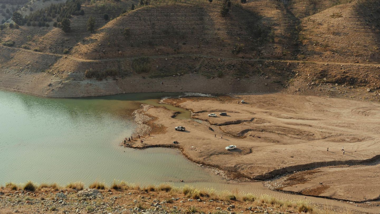 Globaler Wassermangel: Am Laytan-Staudamm im Iran ist im Mai dieses Jahres kaum Wasser vorhanden. Das führt zu Wasserknappheit in der Hauptstadt Teheran. Schon im Oktober könnte das Wasser für die 15 Millionen Menschen in der Metropole ausgehen. In vielen Teilen Teherans und weiteren Städten wird die Wasserversorgung täglich stundenlang unterbrochen, worunter vor allem ärmere Viertel leiden. Grundsätzlich gilt: Die Niederschläge in dem Land gehen zurück, gleichzeitig vergeudet die Landwirtschaft durch extensive Bewirtschaftung zu viel Wasser Am Laytan-Staudamm im Iran ist im Mai dieses Jahres kaum Wasser vorhanden. Das führt zu Wasserknappheit in der Hauptstadt Teheran. Schon im Oktober könnte das Wasser für die 15 Millionen Menschen in der Metropole ausgehen. In vielen Teilen Teherans und weiteren Städten wird die Wasserversorgung täglich stundenlang unterbrochen, worunter vor allem ärmere Viertel leiden. Grundsätzlich gilt: Die Niederschläge in dem Land gehen zurück, gleichzeitig vergeudet die Landwirtschaft durch extensive Bewirtschaftung zu viel Wasser