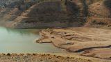 Am Laytan-Staudamm im Iran ist im Mai dieses Jahres kaum Wasser vorhanden. Das führt zu Wasserknappheit in der Hauptstadt Teheran. Schon im Oktober könnte das Wasser für die 15 Millionen Menschen in der Metropole ausgehen. In vielen Teilen Teherans und weiteren Städten wird die Wasserversorgung täglich stundenlang unterbrochen, worunter vor allem ärmere Viertel leiden. Grundsätzlich gilt: Die Niederschläge in dem Land gehen zurück, gleichzeitig vergeudet die Landwirtschaft durch extensive Bewirtschaftung zu viel Wasser