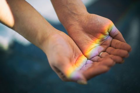 Hände mit Regenbogen