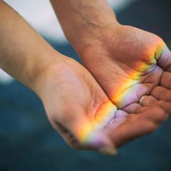 Hände mit Regenbogen