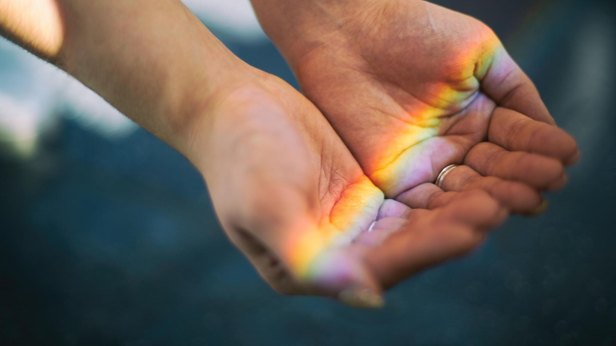 Hände mit Regenbogen