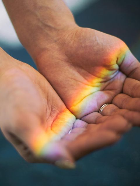 Hände mit Regenbogen