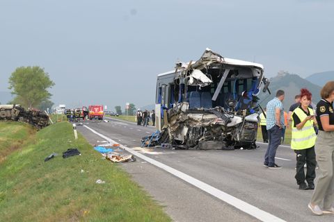 Beim Zusammenstoß eines Lastautos mit einem Linienbus wurde der Vorderteil des Busses zertrümmert, der Busfahrer starb im Kranke