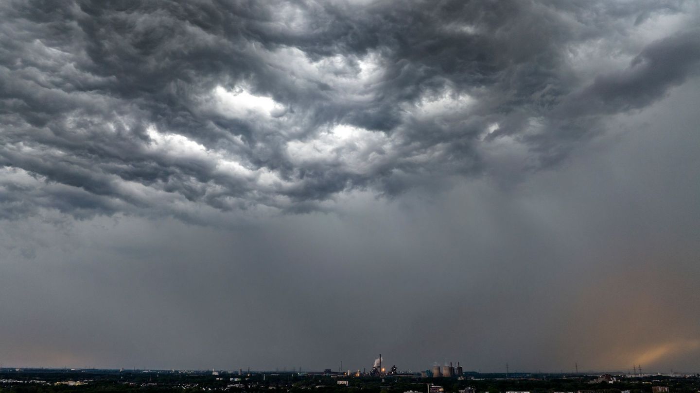 Nach spätsommerlicher Wärme am Sonntag wird es in NRW kühl und nass. (Symbolbild) Foto: Christoph Reichwein/dpa