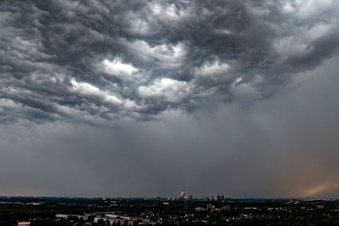 Nach spätsommerlicher Wärme am Sonntag wird es in NRW kühl und nass. (Symbolbild) Foto: Christoph Reichwein/dpa