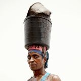 Frau mit Sandeimer auf dem Kopf