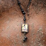 Sand auf nacktem Oberkörper