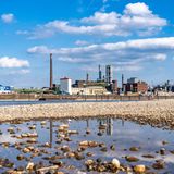 Fast schon gewöhnt hat man sich die Bilder vom Rhein mit niedrigem Wasserpegel. Insgesamt verliert Deutschland stetig Wasser, in vielen Regionen werden die Böden trockener. In diesem Frühjahr fiel viel so wenig Regen wie nie seit den Aufzeichnungen im Jahr 1931. Besonders für die Landwirte bedeutet das eine große Herausforderung. Dennoch gilt, dass die Probleme in Ländern wie Deutschland oder Großbritannien selbstverständlich gering sind im Vergleich zu anderen Weltregionen 