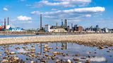 Fast schon gewöhnt hat man sich die Bilder vom Rhein mit niedrigem Wasserpegel. Insgesamt verliert Deutschland stetig Wasser, in vielen Regionen werden die Böden trockener. In diesem Frühjahr fiel viel so wenig Regen wie nie seit den Aufzeichnungen im Jahr 1931. Besonders für die Landwirte bedeutet das eine große Herausforderung. Dennoch gilt, dass die Probleme in Ländern wie Deutschland oder Großbritannien selbstverständlich gering sind im Vergleich zu anderen Weltregionen 
